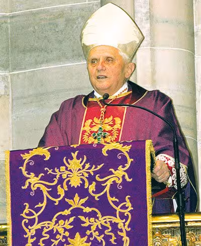 Ratzinger predica ai funerali di Giussani Ratzinger predica ai funerali di Giussani